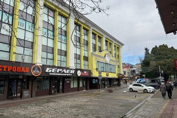 Отдельно стоящее здание, 3030 м²